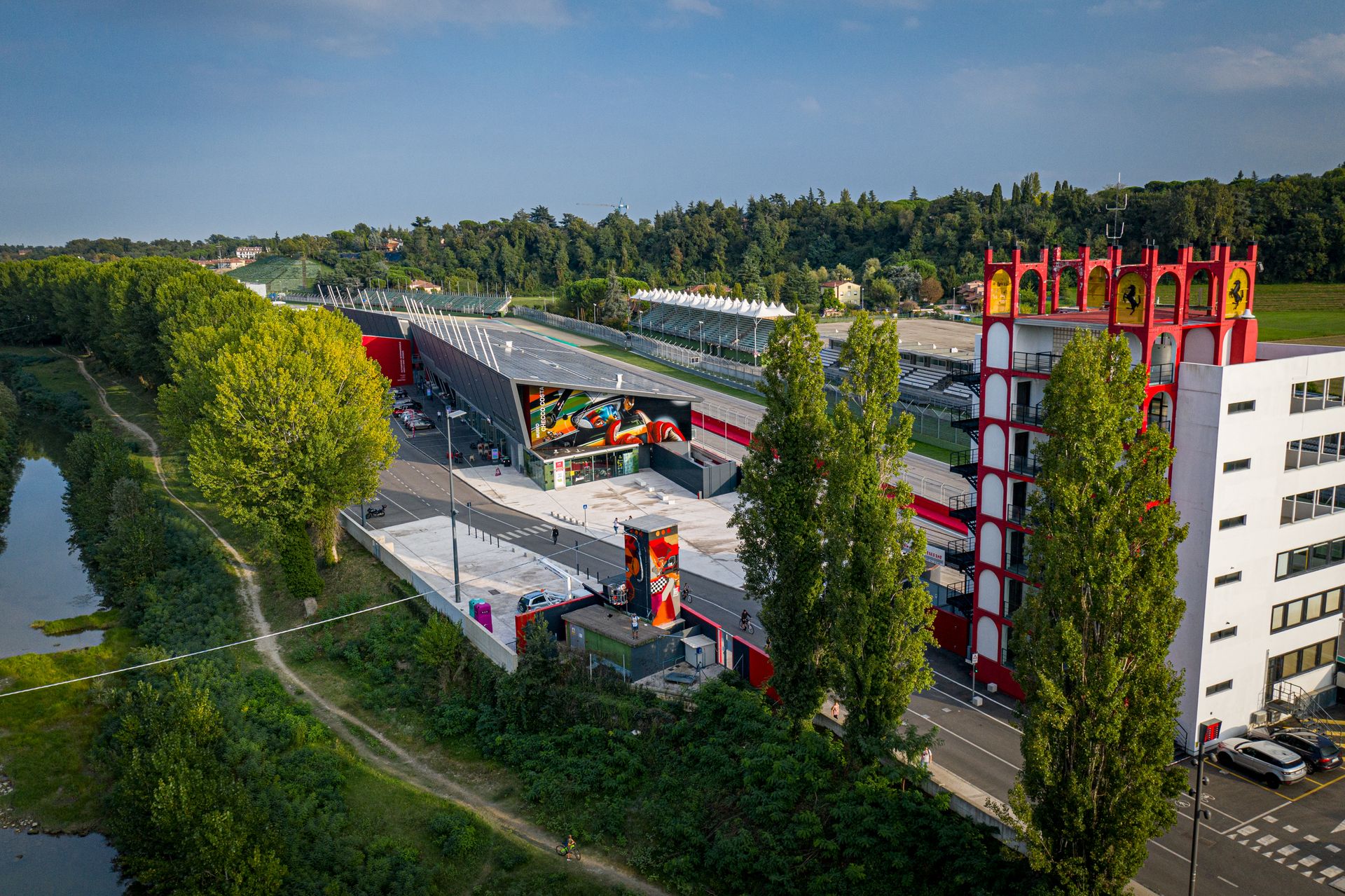 Vista aerea del paddock dell'Autodromo di Imola con il Museo Checco Costa