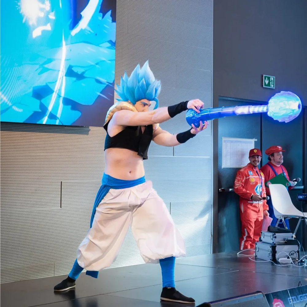 Cosplayer sul palco durante il contest cosplay