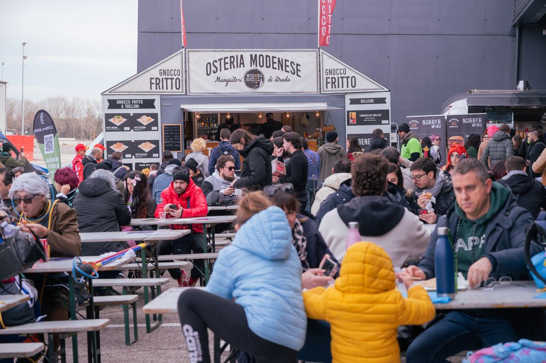 Area food con street food e tavoli all'aperto
