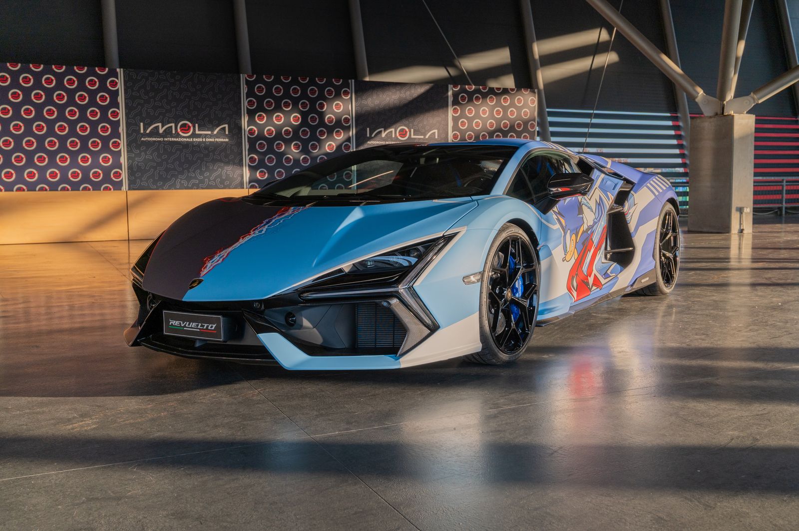 Lamborghini Revuelto con livrea Sonic esposta all'Autodromo