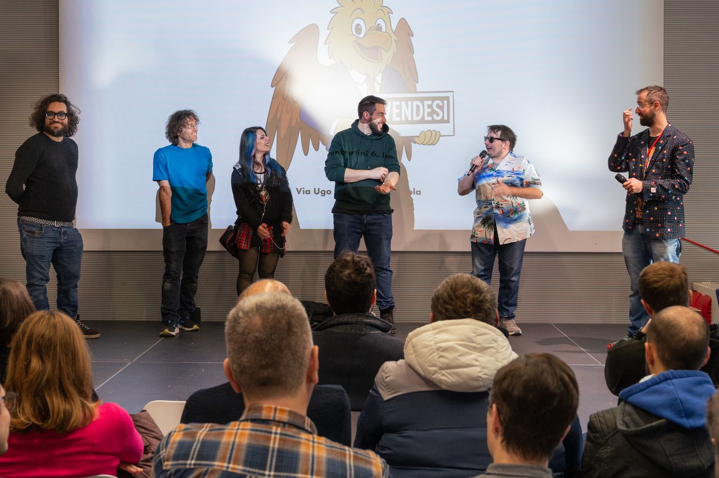 Ospiti sul palco presentano la mascotte Ciò