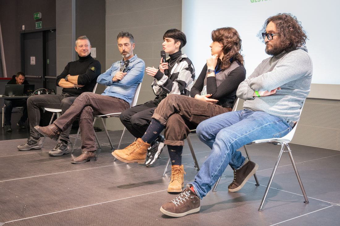 Panel di ospiti durante un talk in sala stampa